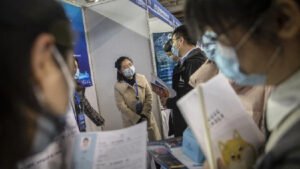 Ekonomi Dunia di Persimpangan Jalan: Menavigasi Ketidakpastian Global