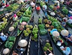 Menjelajahi Keunikan Pasar Terapung Di Banjarmasin Sambil Menikmati Sarapan Khas Lokal Borneo