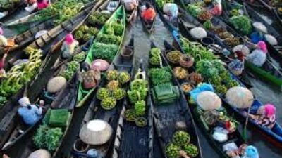 Menjelajahi Keunikan Pasar Terapung Di Banjarmasin Sambil Menikmati Sarapan Khas Lokal Borneo